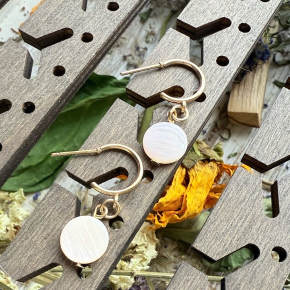 Alquimia Gold and Cream Earrings - Picture 1 of 3